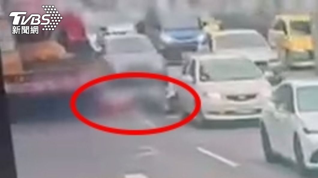 機車不明原因倒地。(圖/TVBS)