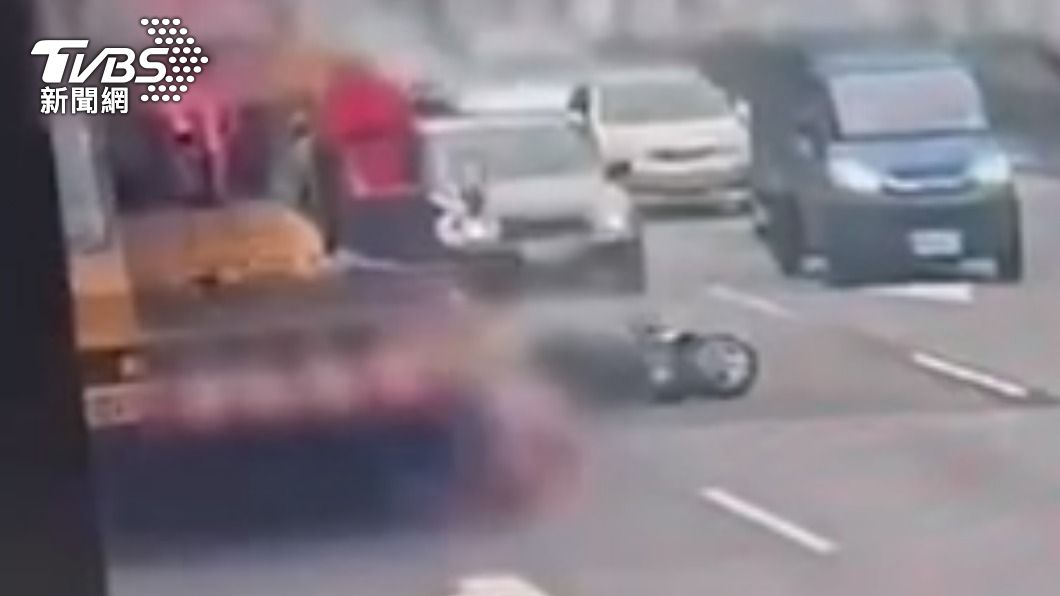 機車後座乘客被吊車輾過。(圖/TVBS)