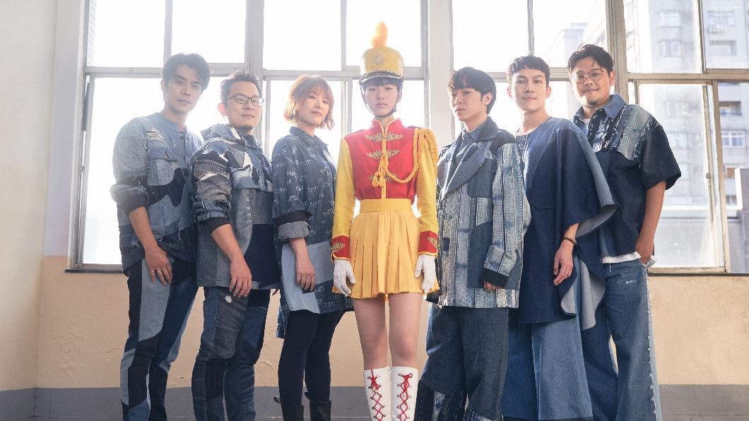 Elly(中)為魚丁糸演出〈這天(魚版)〉MV,演技備受好評。(圖/環球音樂提供)