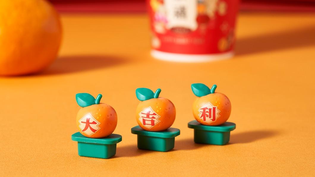 買咖啡送「大」、「吉」、「利」字樣的立體橘子杯塞掀起搶購。(圖/業者提供)