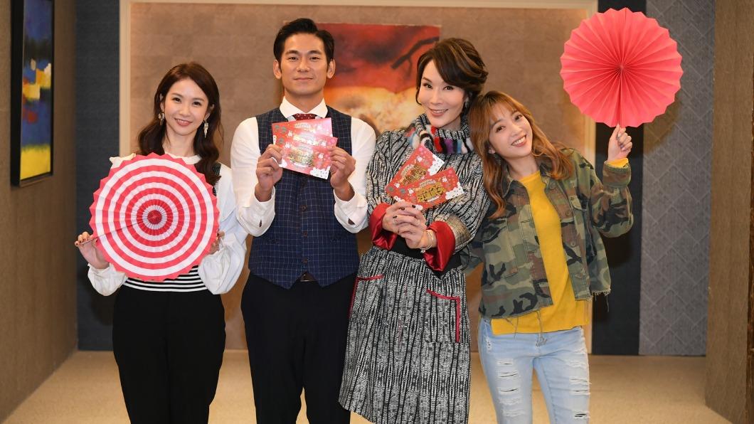 《一家團圓》演員陳小菁(左起)、亮哲、林千鈺、貝童彤齊聚拍賀年照。(圖/三立提供)