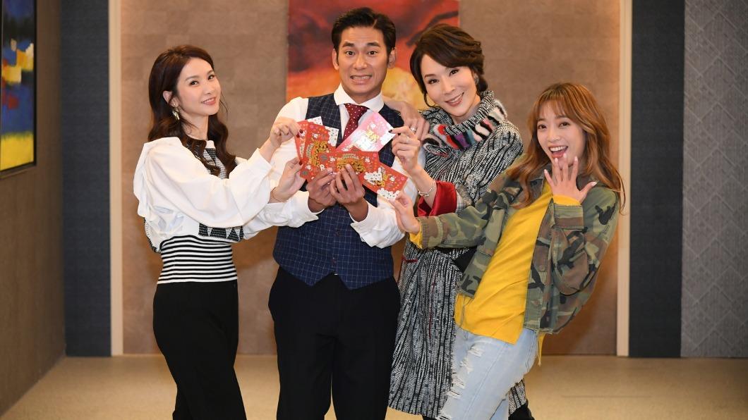 《一家團圓》演員陳小菁(左起)、亮哲、林千鈺、貝童彤齊聚拍賀年照。(圖/三立提供)