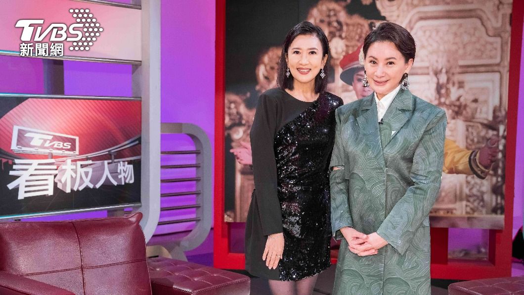 TVBS《看板人物》主持人方念華(左)專訪金鐘影帝陳亞蘭。(圖/TVBS)