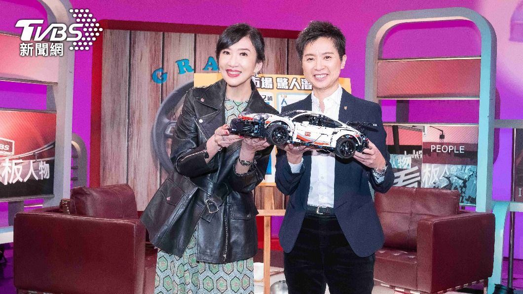 方念華(左)訪問保時捷全球首位女銷售處長鍾明潓(右)。(圖/TVBS)