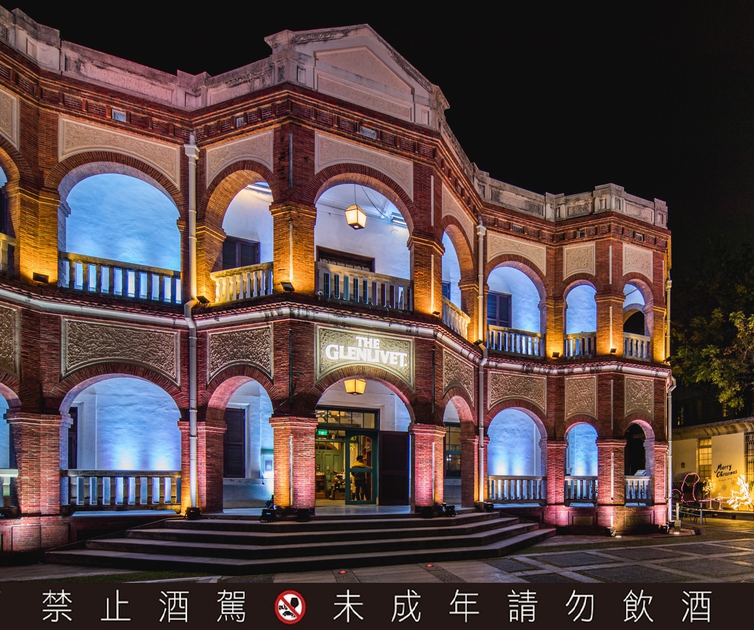 ▲知事官邸建於1900~1920年代,並在1998年成為台南市政府指定古蹟,擁有東西合璧的建築風采;近年更是在台南市政府的大力主導下,進行古建物活化運用,不只有餐廳、咖啡店等設置,更成為藝文活動展場。