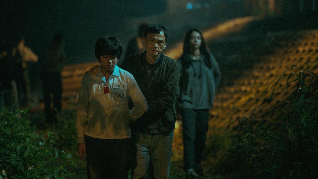 曾華暄（左）、陳以文演出《台灣犯罪故事》第三單元《惡有引力》。（圖／Disney+提供）