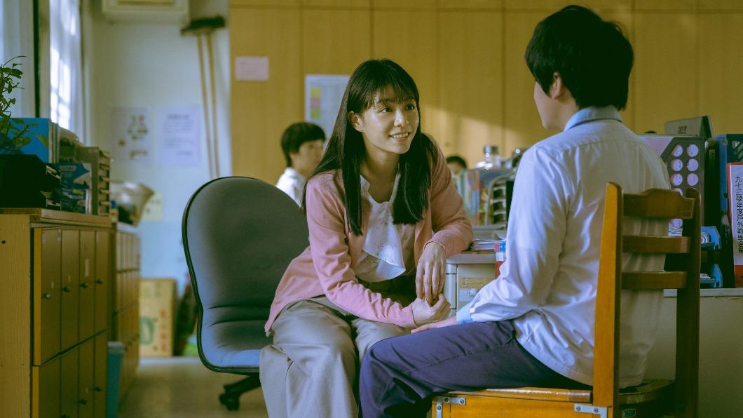 宋芸樺一人分飾雙胞胎姊妹兩角。（圖／Disney+提供）