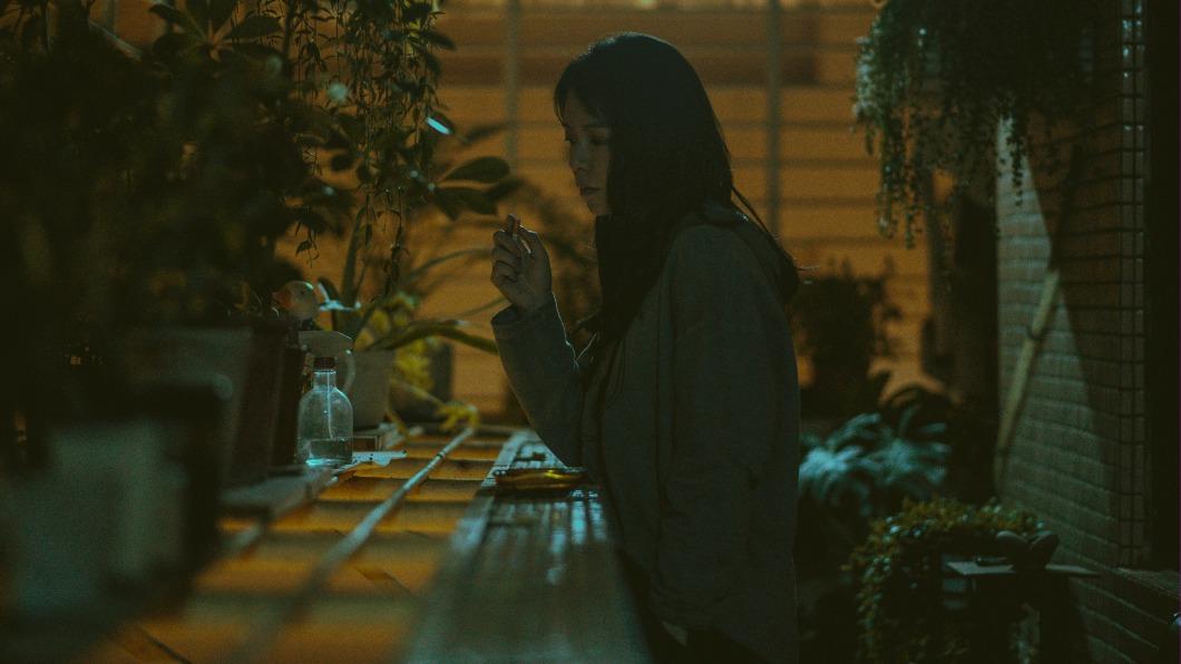 宋芸樺為詮釋雙胞胎姊妹兩角，連抽菸方式都有所區隔。（圖／Disney+提供）