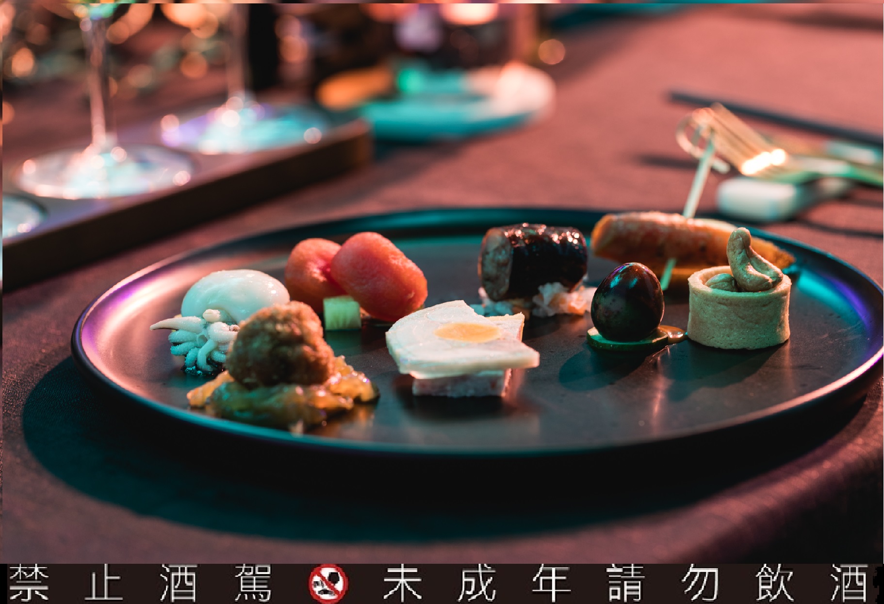 ▲「十全十味迎賓盤」將十項阿舍菜中常見的料理加以組合改造,成為精緻可口的開胃小點,每一道菜色搭配12年首席三桶享用都能夠有不一樣的體驗感受。