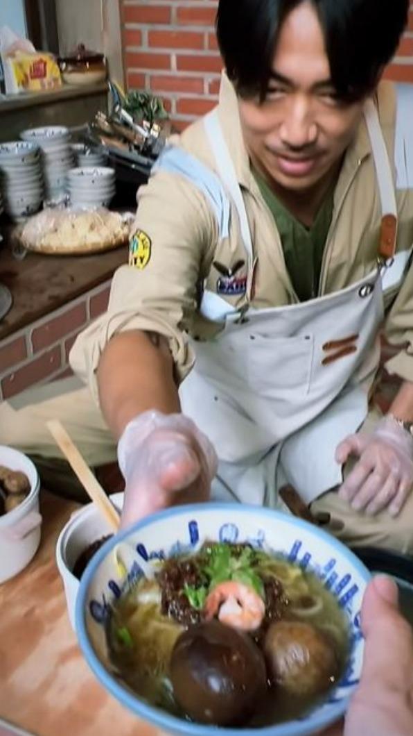 AKIRA將擔仔麵煮得有模有樣。（圖／翻攝自AKIRA IG）