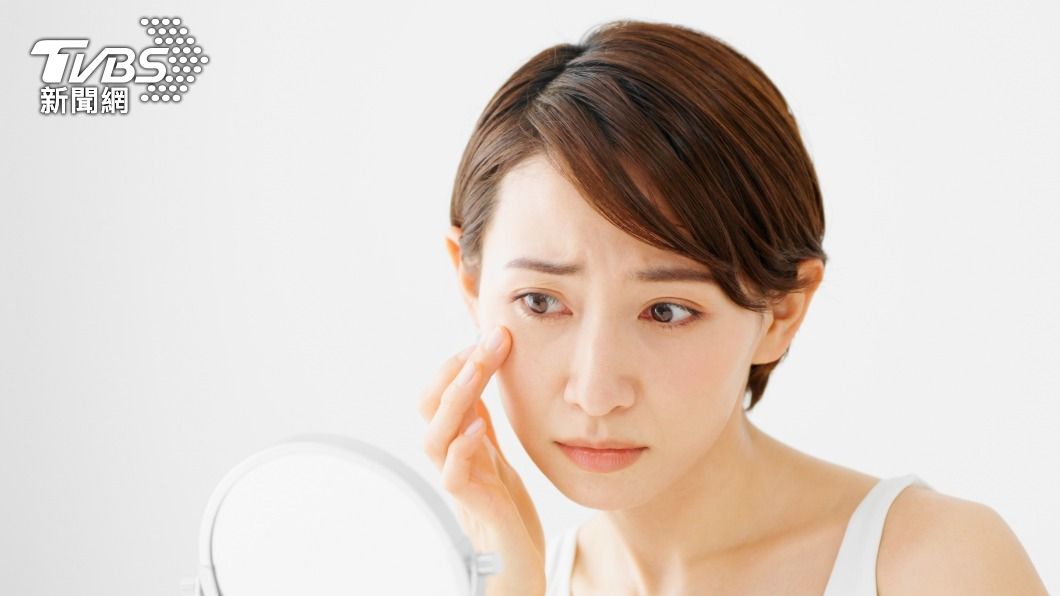 若眼皮開始出現斑塊,就要注意這可能是「眼瞼黃斑瘤」。(示意圖,非當事人/shutterstock達志影像)