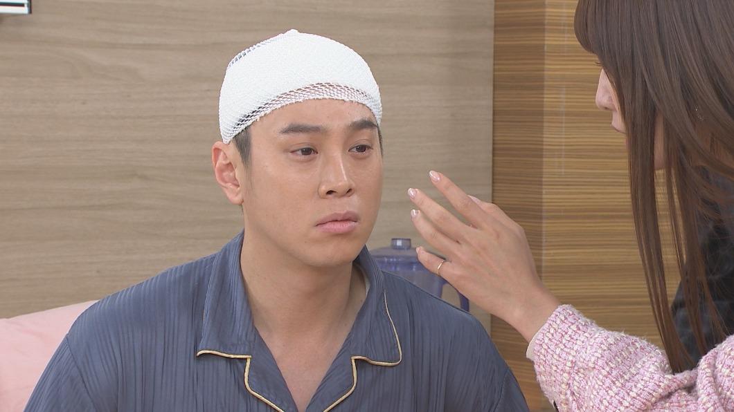 吳東諺首次挑戰盲人角色,受到老婆白家綺的誇讚。(圖/民視提供)