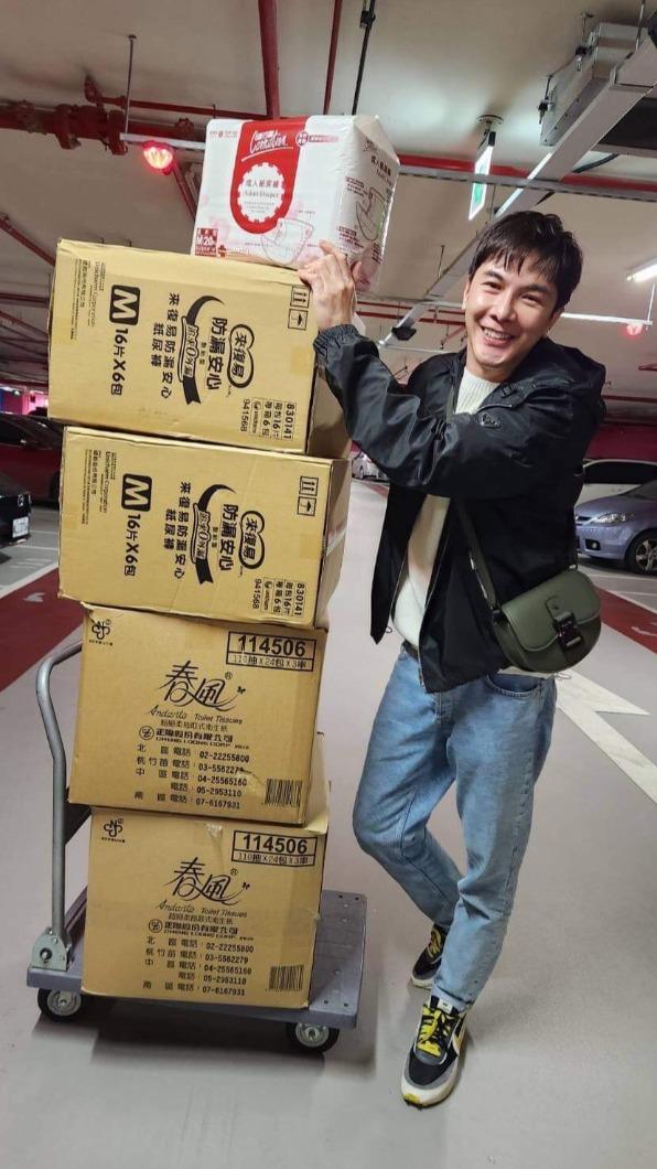 謝佳見探視失智長者前一天,親自開車為爺爺奶奶們採買滿滿的物資。(圖/紅心字會提供)