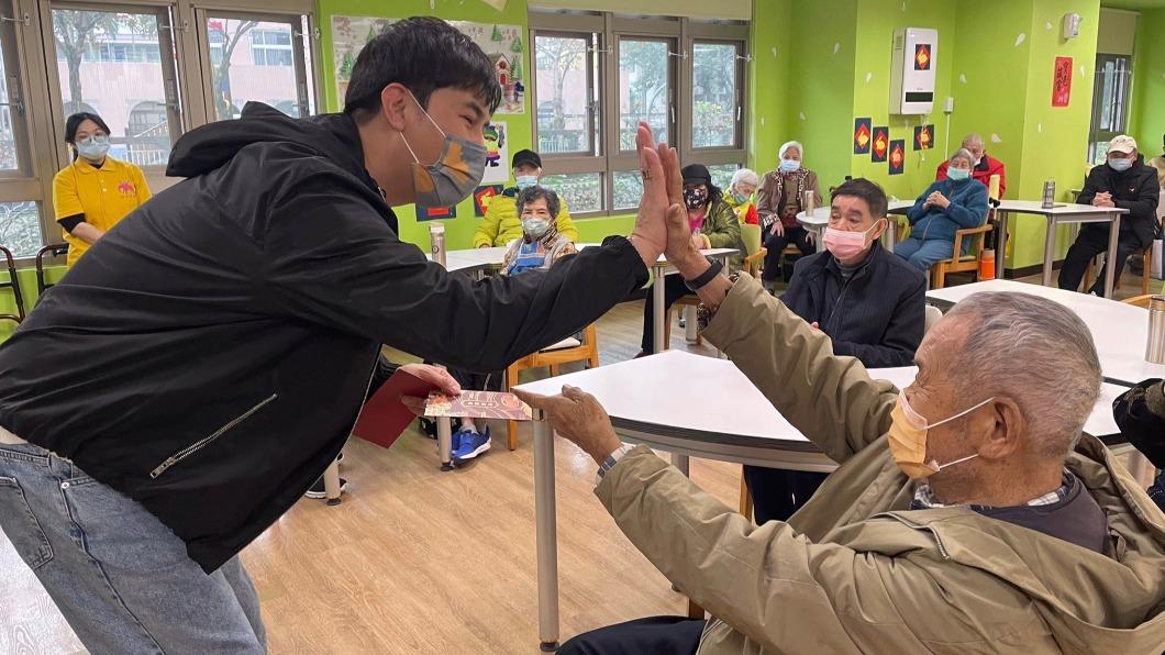 謝佳見表示很喜歡跟老人家相處的感覺。(圖/紅心字會提供)