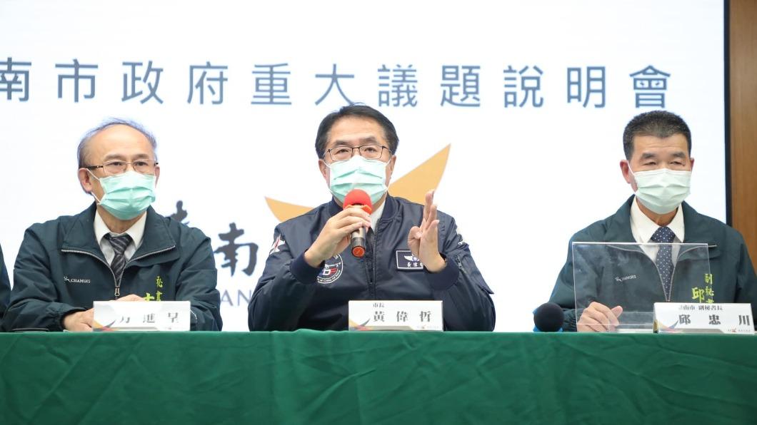 黃偉哲(圖中)表示為了配合農曆新年,特別提早完成發放2至4歲育兒津貼及5歲就學補助。(圖/翻攝自黃偉哲臉書)