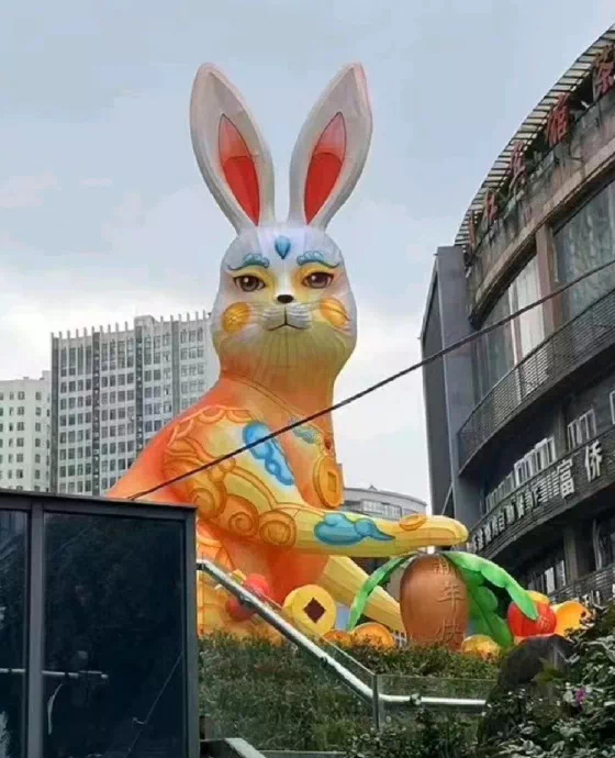 兔子畫上眼影及腮紅。(圖/翻攝自微博)