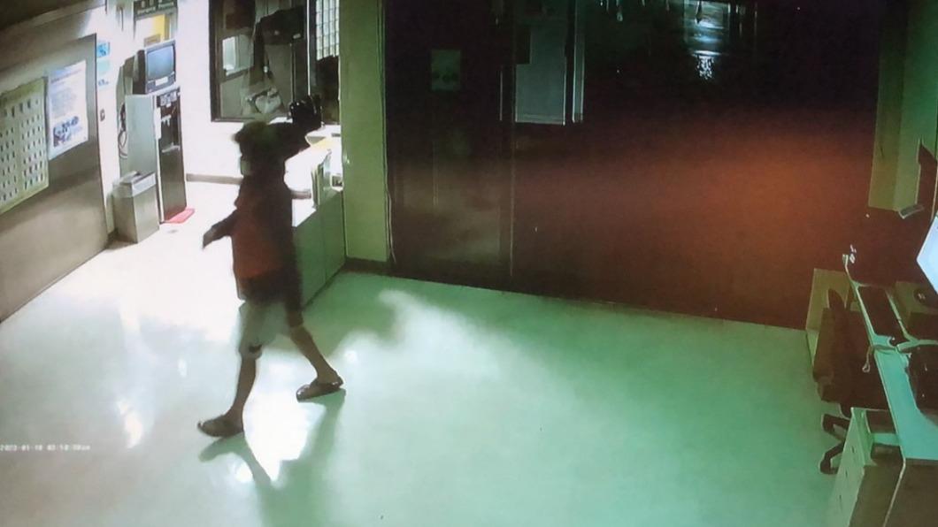 男子凌晨到醫院探訪親友遭拒,竟對護理人員施暴。(圖/民眾提供)