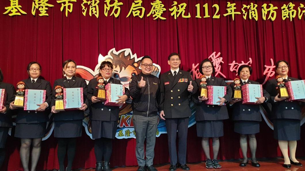 基隆消防弟兄配備防毒面具有譜了　議長童子瑋允諾贈送防毒面具