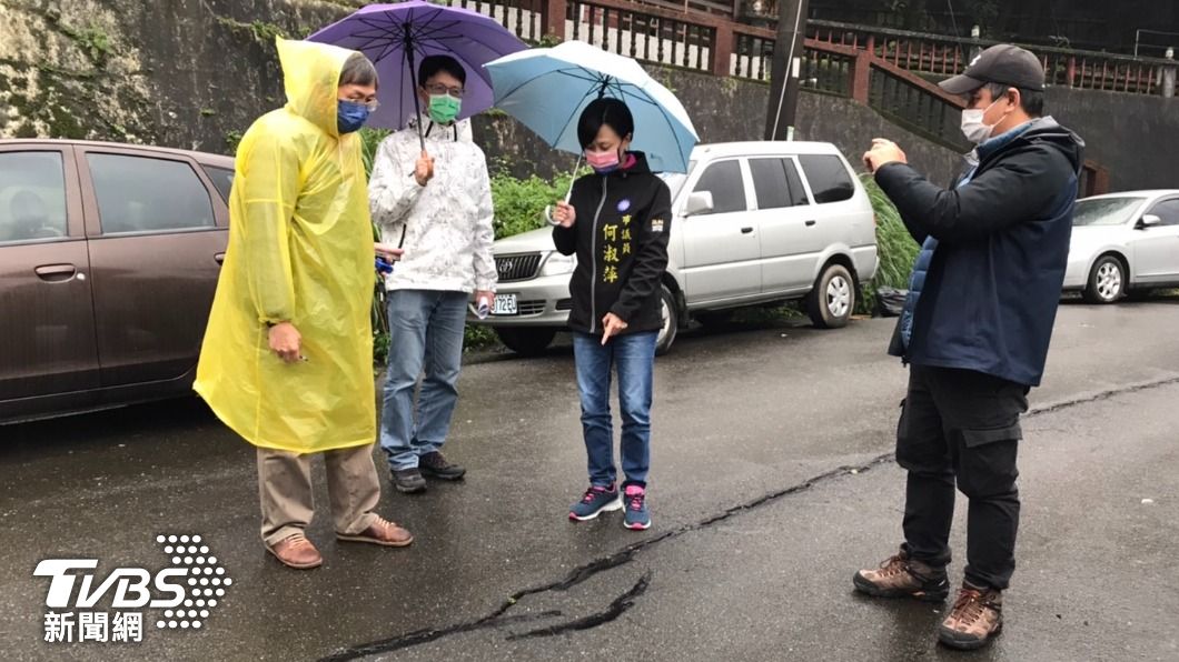 補了又裂！基隆中正公園壽山路道玄宮下方路面龜裂