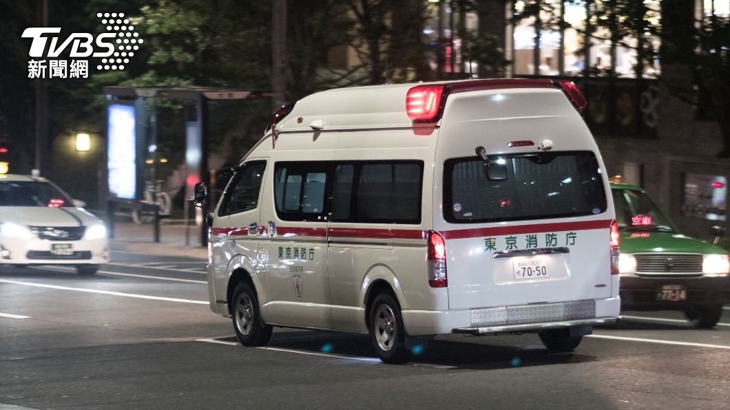 忙送確診者!東京醫護17小時未闔眼 救護車撞分隔島翻覆