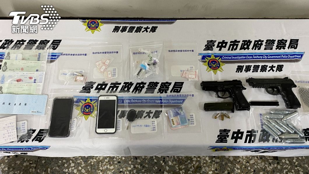 警方查獲槍枝等證物。(圖/TVBS)