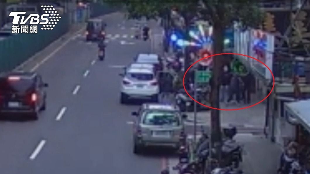 一行人在路邊拉扯推擠。(圖/TVBS)