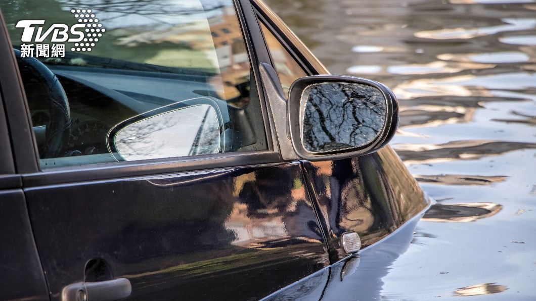 車輛拉上岸後車內三人已無生命跡象。（示意圖／shutterstock達志影像）