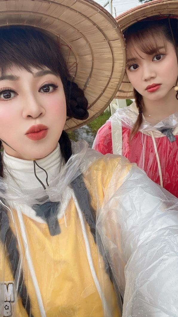 母女倆第一次體驗當蔥農。（圖／三立提供）