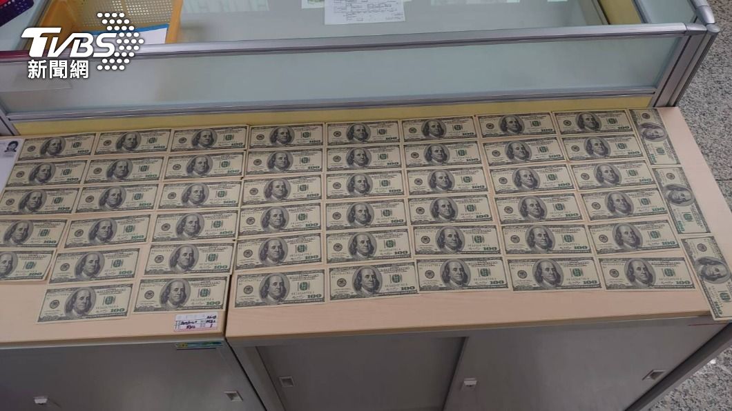 警方查扣50張100元面額的美金。(圖/TVBS)
