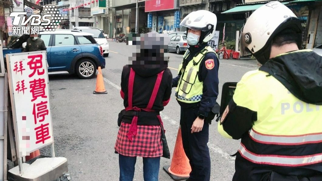 媽祖面前「強賣金紙」! 阿姨朝天宮旁佔路攬客惹民怨挨罰