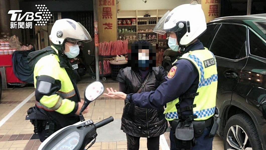 北港警方已取締至少5件佔路兜售。（圖／TVBS）