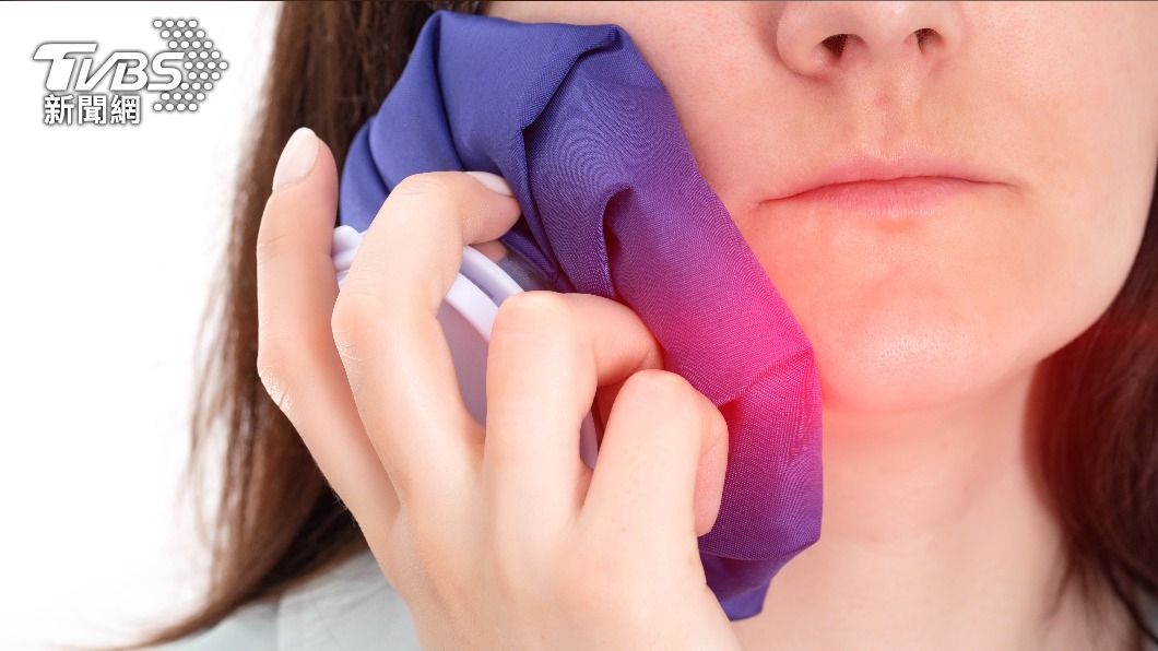 冰敷可以緩解腫脹,每敷10分鐘休息一下。(示意圖/shutterstock達志影像)