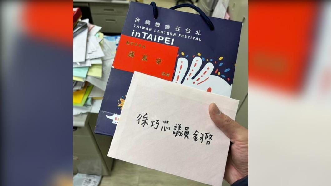 蔣萬安遭批拿公帑印全家福 徐巧芯曝真相:自掏腰包要你管