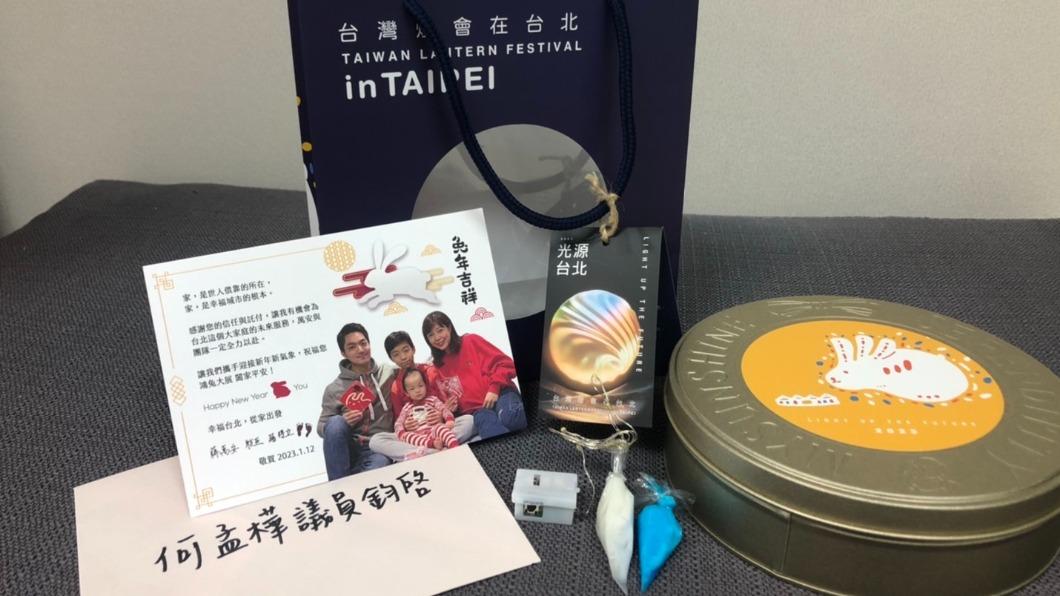 何孟樺表示,她收到的卡片就是裝在禮盒裡的,或許各自解讀不同,也有可能徐巧芯戴上藍色眼鏡所以蔣萬安什麼都對。(圖/何孟樺臉書)