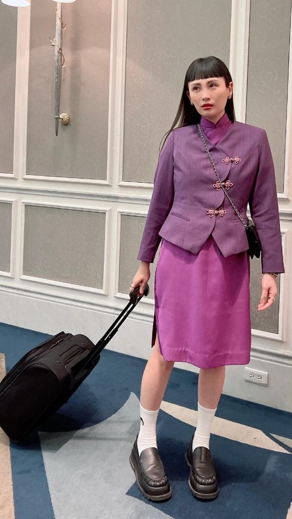 魏如萱向保母姐姐的媽媽借來空服員服裝,在尾牙上獲最佳造型獎。(圖/翻攝魏如萱臉書)