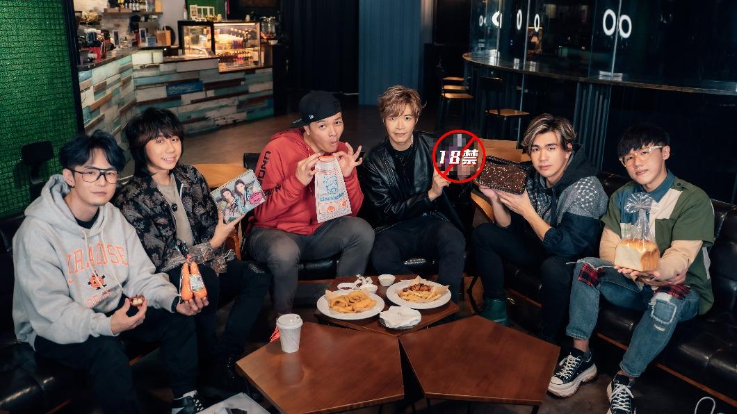 八三夭找來廚佛瑞德Fred玩交換禮物。（圖／KKLIVE提供）