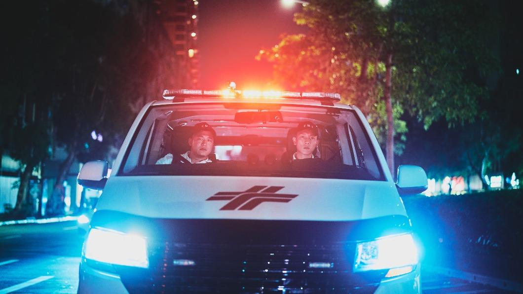 瘦子在《速命道》中用賽車速度奔馳救護車救人。（圖／寬銀慕電影製作有限公司提供）