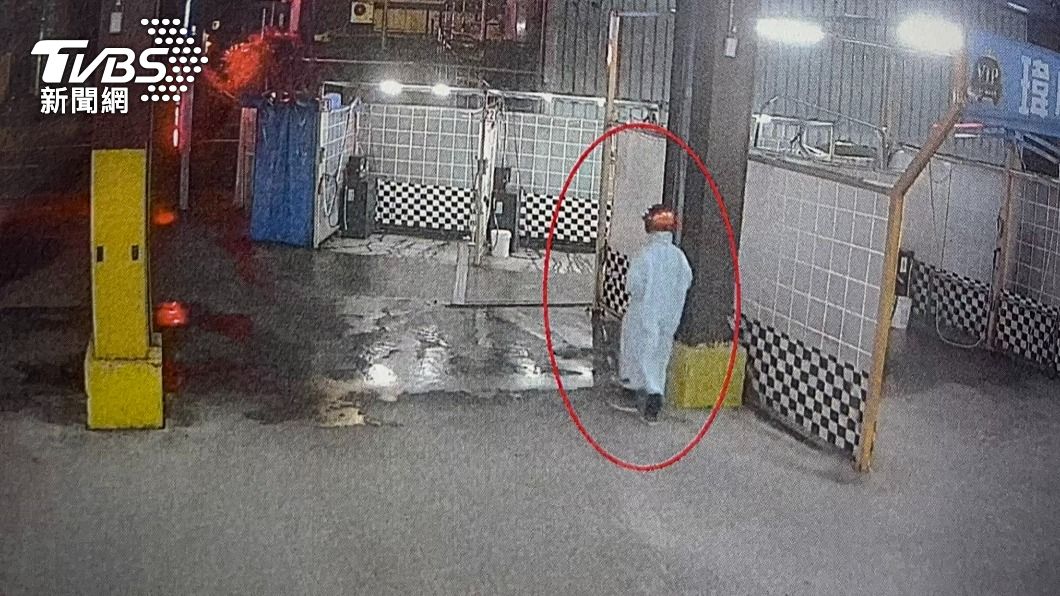 蘇男穿著雨衣到洗車場行竊。(圖/TVBS)