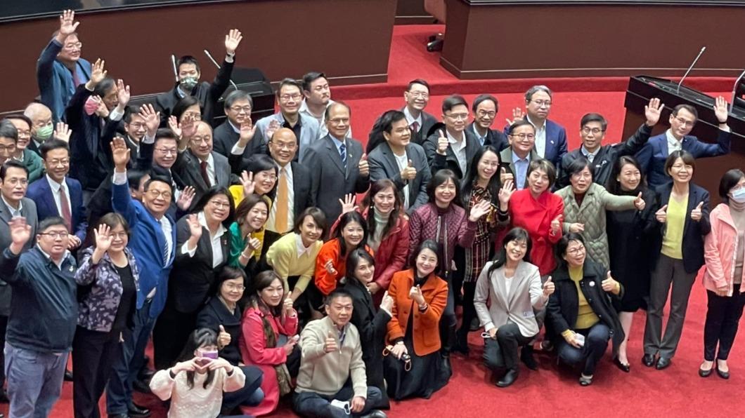 立院通過112年度中央政府總預算,行政院長蘇貞昌今前往立法院致意。(圖/吳紹瑜攝)