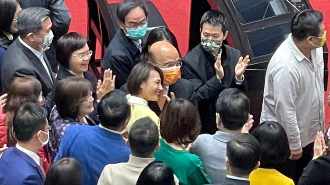 立院通過112年度中央政府總預算,行政院長蘇貞昌今前往立法院致意。(圖/吳紹瑜攝)