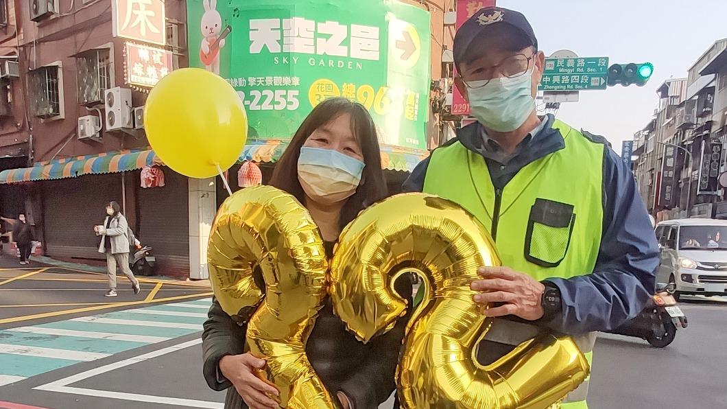 導護志工守護五股國小學生安全 他22年風雨無阻