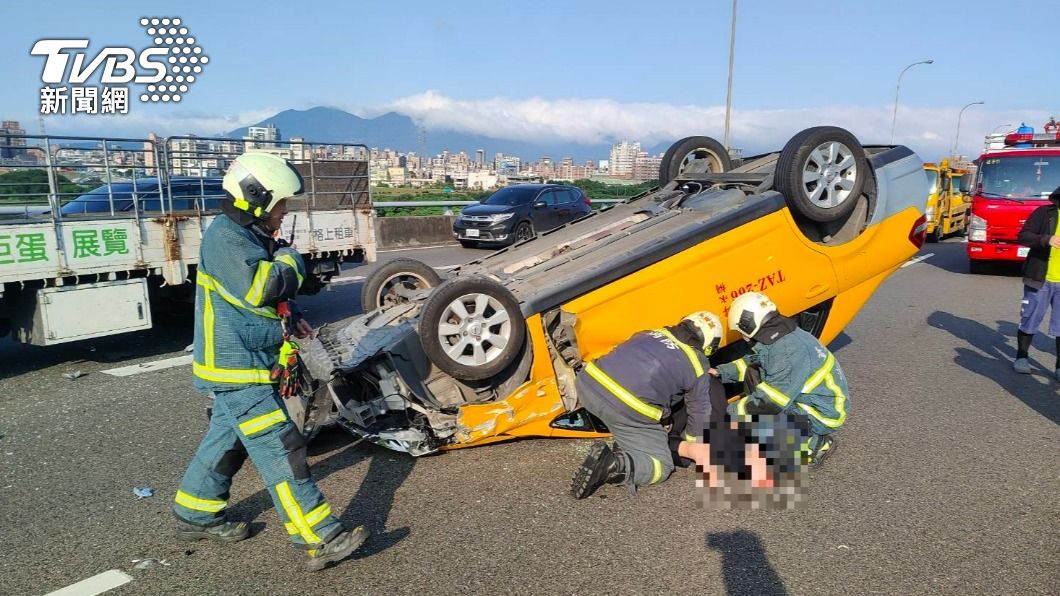 國道汐五高架傳出翻車事故，車流嚴重回堵。（圖／翻攝國道即時路況）
