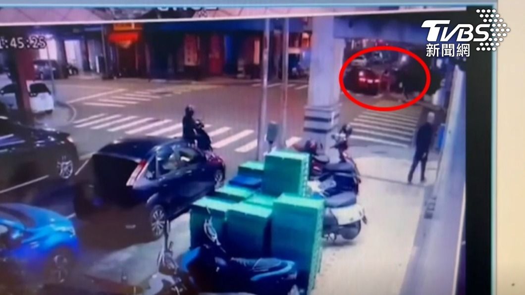 林嫌上車搶走包包叫同夥趕緊離開。(圖/TVBS)