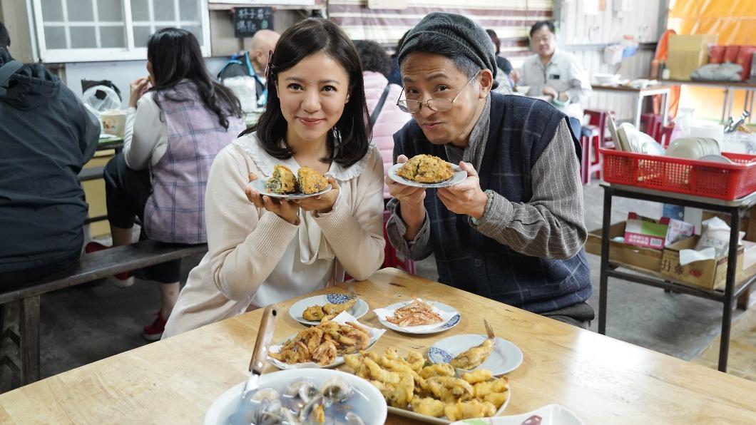 丁噹(左)和王柏森替粉絲準備美食地圖,搶先品嘗台南小吃。(圖/相信音樂提供)