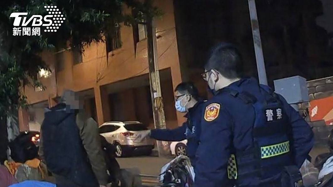 凍未條?男夜市露下體自摸 推警遭噴辣椒水嗆:為何不行