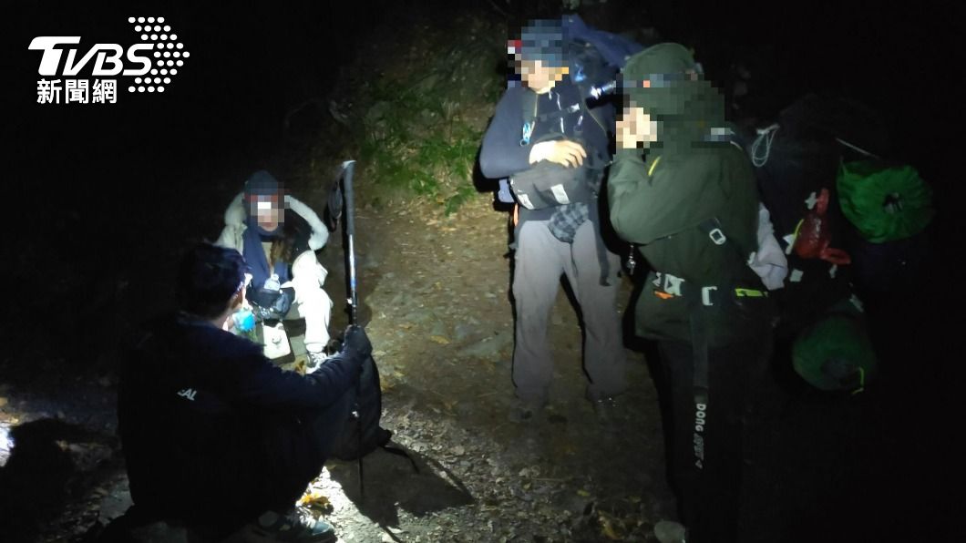 23大學生登山缺水缺照明受困 1人腳扭傷集體摸黑求救