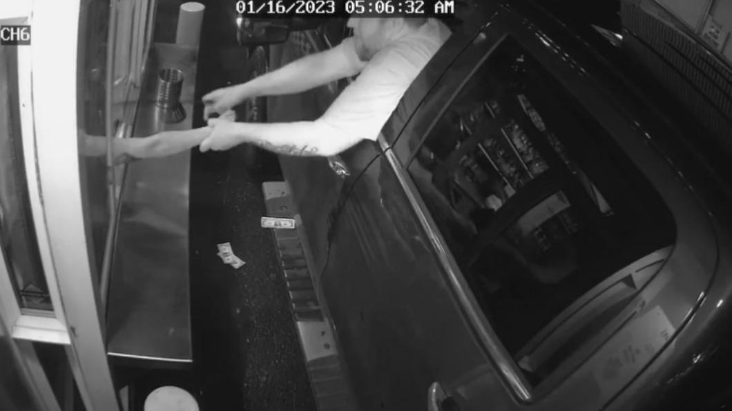得來速驚魂!「女店員遭猛抓」往窗外拖 驚悚擄人畫面曝