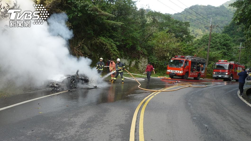 200萬愛快羅密歐北宜跑山突竄火 燒到只剩輪框、骨架