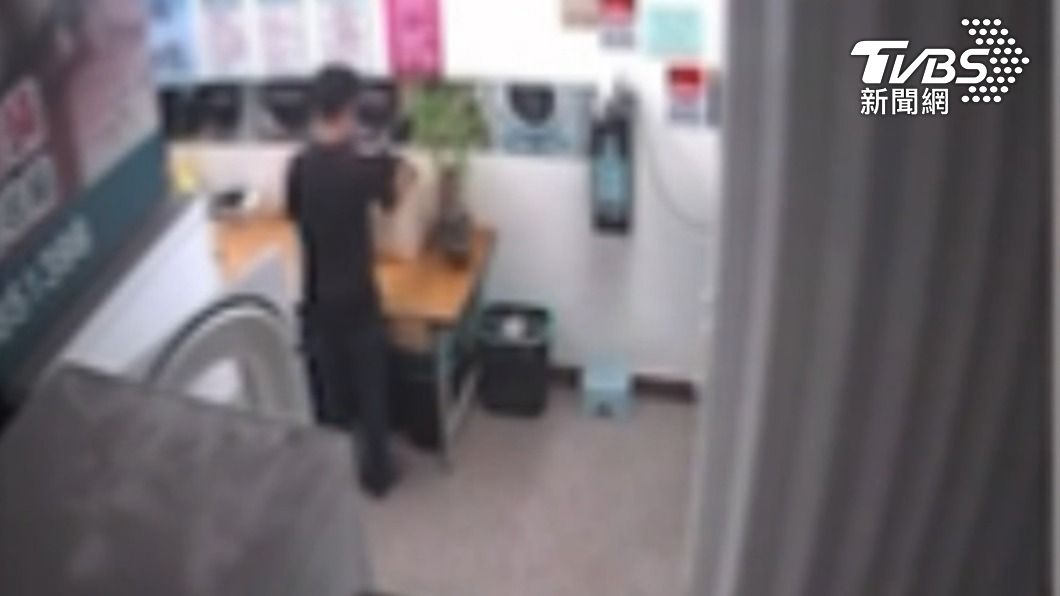 看到正妹內衣褲凍未條!噁男洗衣店偷來聞 他一吸超失望
