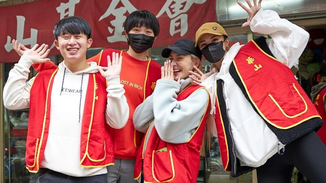 孫尤安（右2）連續7年為華山基金會募集孤老經費。（圖／猿聲串動行銷提供）